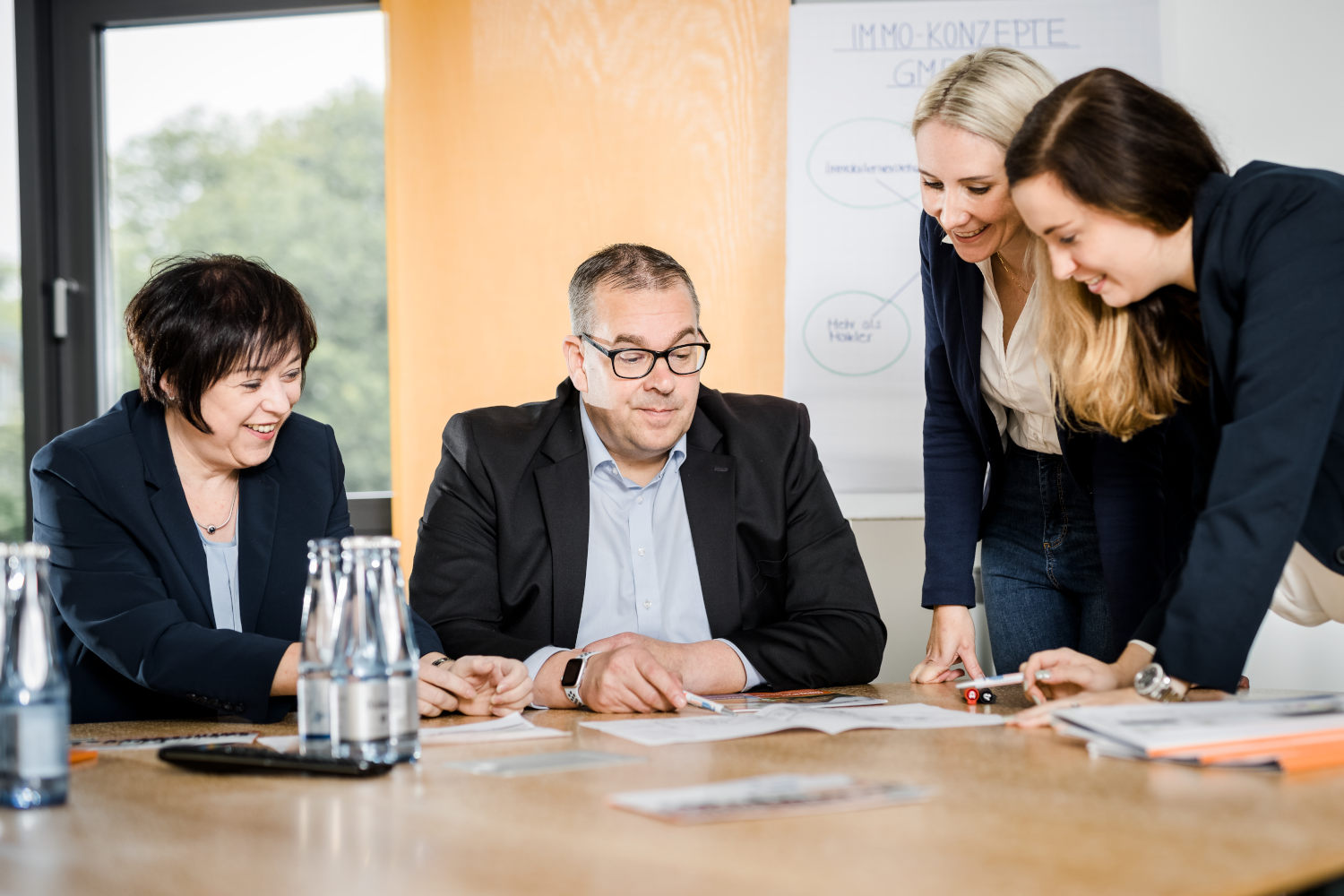 Verkaufen Besprechung im Maklerbüro.