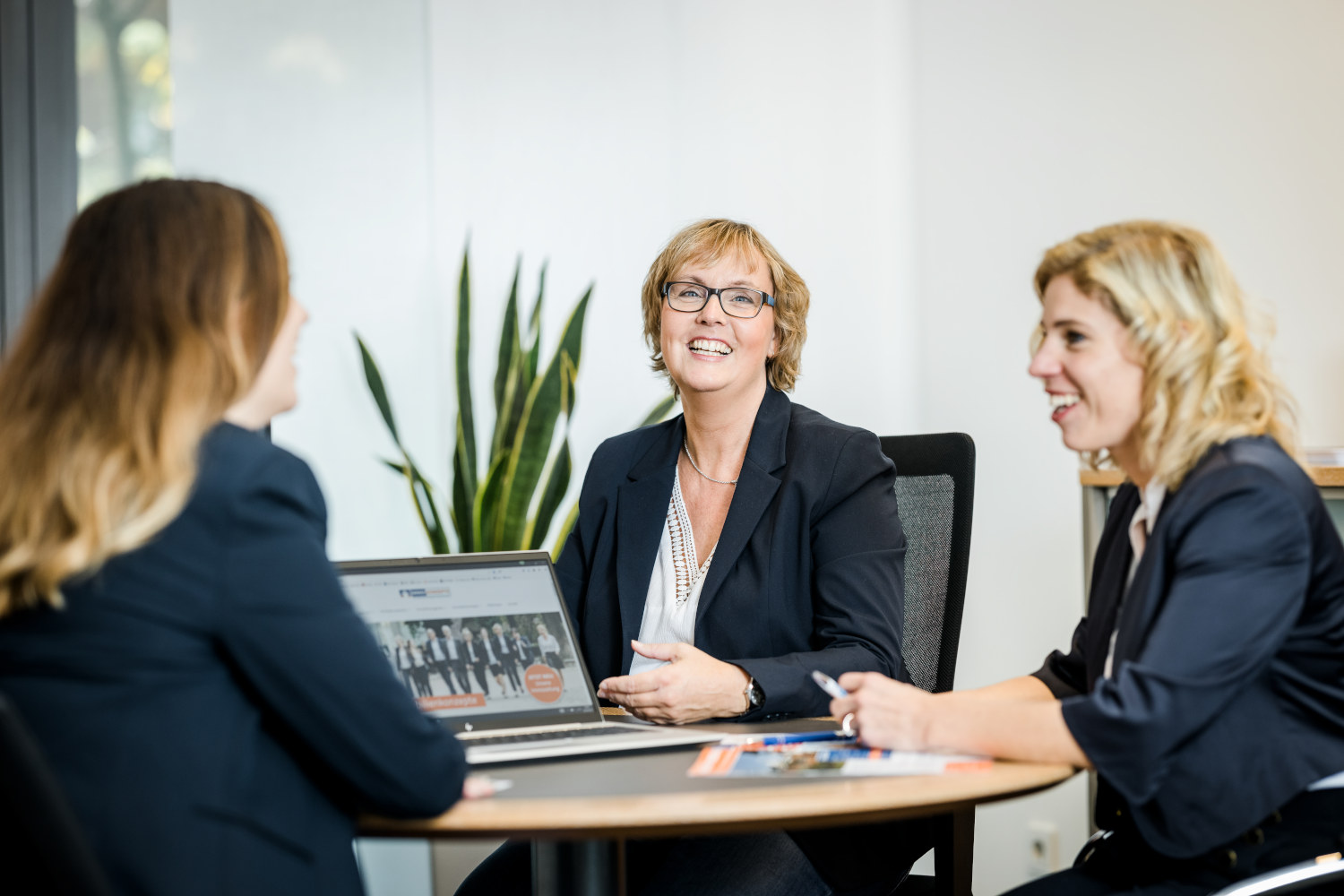 Immobilienbewertung Besprechung im Maklerbüro.
